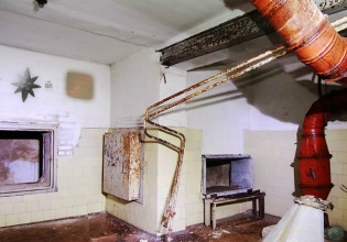 Gold is rumored to be hidden in an abandoned mansion in Gold in Ruins 2 game.