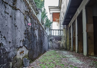 A part of the abandoned house in Ruins of Schemes House game.